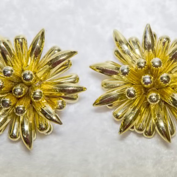 LARGE Vintage Gold Tone Lucite Plastic Clow and Bead Clip On Earrings - Picture 8 of 10